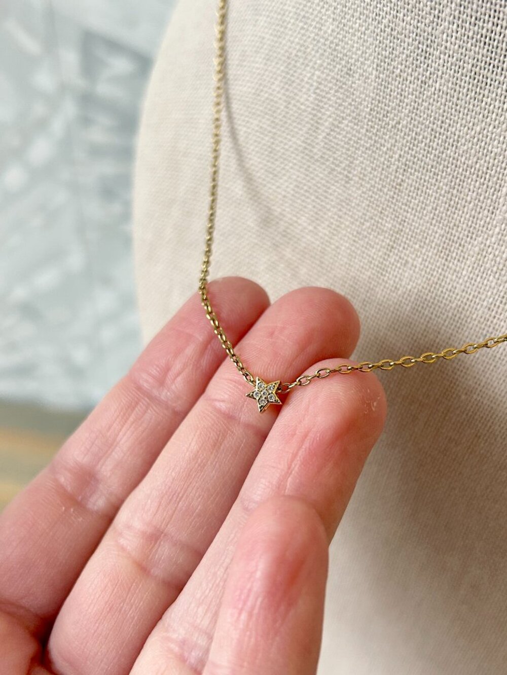 Tiny Delicate Star Necklace - Layering Choker - Gold Plated MSRP $28 - EUC